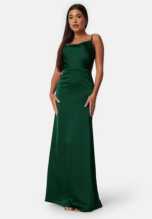 Robe maxi en satin vert avec des bretelles spaghetti, corsage ajusté et texture lisse, présentant un design long au sol et une silhouette élégante.