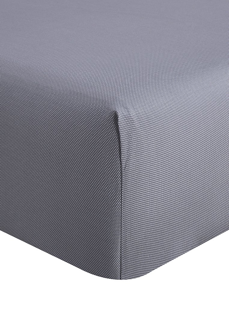 Housse de matelas grise ajustée avec un motif texturé, présentant une finition en tissu lisse et des coins ajustés pour un maintien snug.