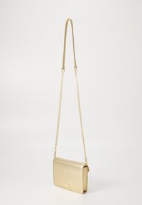 Borsa a tracolla oro con superficie texture, forma rettangolare, tracolla a catena e un piccolo logo sul lato anteriore in basso.
