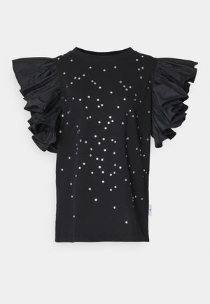 Zwarte T-shirt met geplooide satijnen mouwen, voorzien van een patroon van verspreide zilveren pailletten op de voorkant. Klassieke ronde hals.