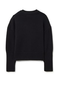 Schwarzer, gestrickter Pullover mit lässiger Passform, gerippten Bündchen und Saum sowie einem Rundhalsausschnitt. Die Textur ist gewoben und betont Wärme und Komfort.