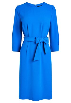 Robe bleu vif longueur genou avec manches trois-quarts et ceinture en tissu assorti nouée en nœud à la taille.