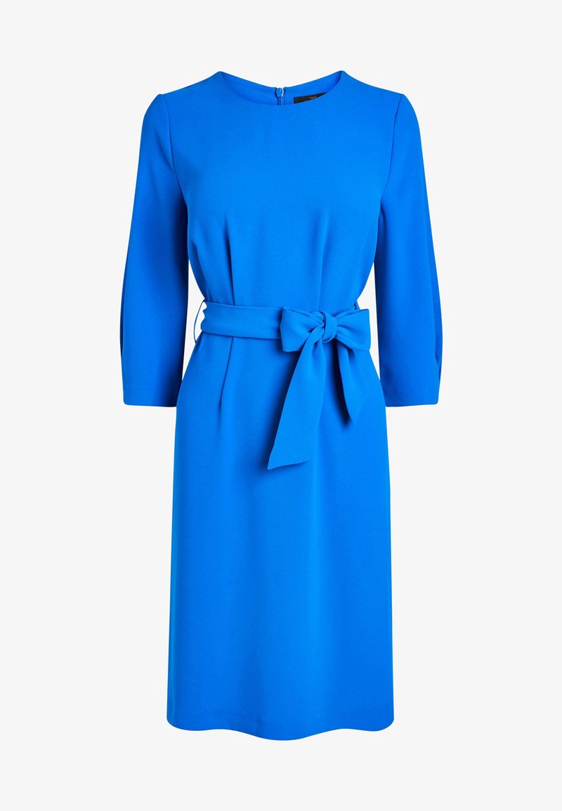 Robe bleu vif longueur genou avec manches trois-quarts et ceinture en tissu assorti nouée en nœud à la taille.