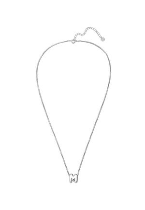 Sølv kæde med vedhæng formet som bogstavet 'M.' Har et delikat, fint kædedesign og en justerbar lås.