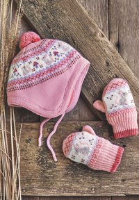 Strickmütze in Rosa mit Pompon, ausgestattet mit einem gemusterten weißen Band; passende Fäustlinge mit ähnlichen Mustern und gerippten rosa Bündchen.