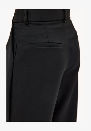 Zwarte op maat gemaakte broek met een gladde stofstructuur, slank ontwerp en twee achterzakken. De tailleband is plat, wat de silhouet accentueert.