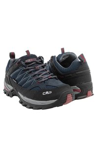Scarpe da trekking blu e nere con tomaia in rete decorata e suole in gomma. Caratterizzano una punta rinforzata, colletto imbottito e dettagli riflettenti.