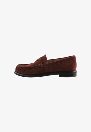 Bruine suède leren loafer met zwarte zool, moc toe stitching en penny strap detail, van de zijkant bekeken op een witte achtergrond.