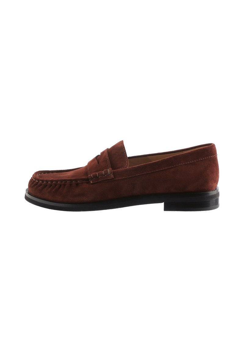Brun mockaläder loafers med svart sula, moc toe-sömnad och penny strap-detalj, sedd från sidan på en vit bakgrund.