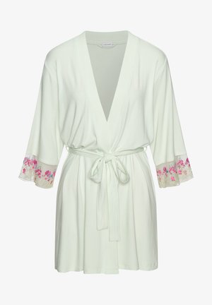 Hellgrüner Bademantel mit V-Ausschnitt, 3/4-Ärmeln, floraler Spitzenbordüre in Pink und einem gebundenen Gürtel in der Taille. Weiches Material mit glatter Textur.