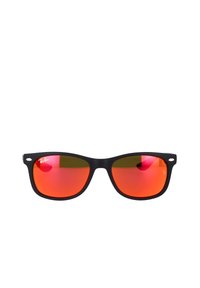 Occhiali da sole in plastica nera con lenti a specchio rosse e verdi, caratterizzati da una forma classica e un marchio discreto sulla lente sinistra.