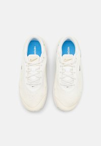 Nike Performance VERSAIR - Pantofi training - coconut milk/iron grey/sail/sanded gold/metallic gold grain