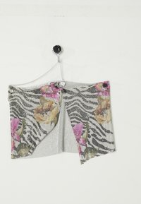 Grijze bloemige mesh crop top met zebra print. Heeft roze en gele bloemenpatronen, een zilveren ketting en decoratieve zwarte knooppuntaccenten.