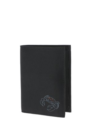 Schwarze Bi-Fold-Geldbörse mit einer kleinen Grafik einer rotgefleckten Krabbe in der unteren rechten Ecke auf weißem Hintergrund.