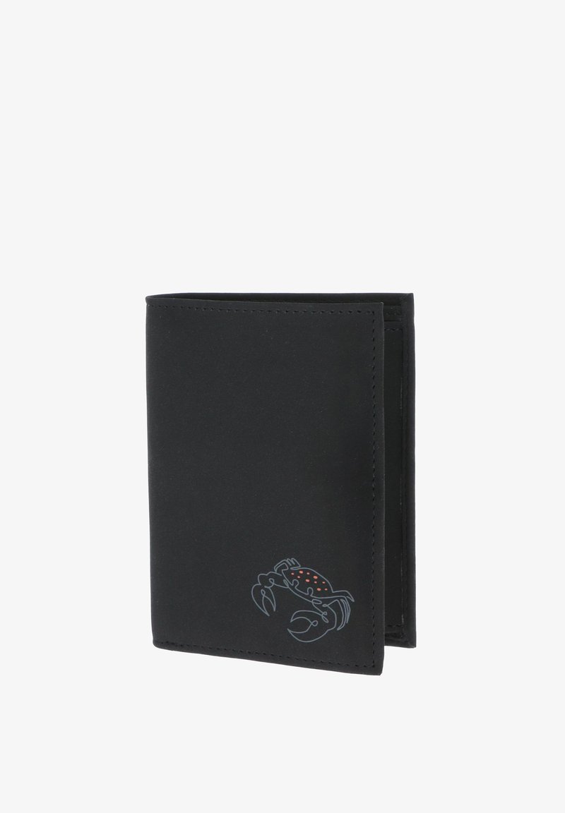Portefeuille noir bi-fold avec un petit graphique d'un crabe tacheté de rouge dans le coin inférieur droit sur fond blanc.