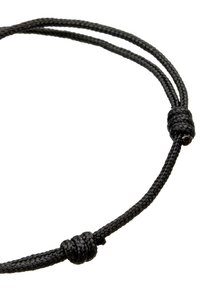 Schwarze, verstellbare Halskette aus geflochtenem Kordel mit zwei Schiebeknoten auf weißem Hintergrund.