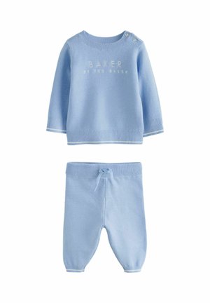 Lyseblåt strikket babyoutfit med langærmet top med knapper på skulderen og matchende bukser med snøre.