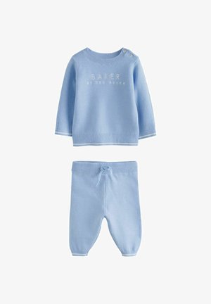 Lyseblåt strikket babyoutfit med langærmet top med knapper på skulderen og matchende bukser med snøre.