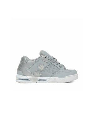 Szary niskoprofilowy sneaker z zapięciem na sznurowadła, z wzorem gwiazdy po boku, perforowanymi panelami i białą podeszwą z widoczną poduszką powietrzną.
