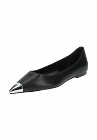 Chaussure plate en cuir noir avec un bout pointu et un capuchon métallisé argenté. Design épuré, texture lisse et semelle profilée basse.