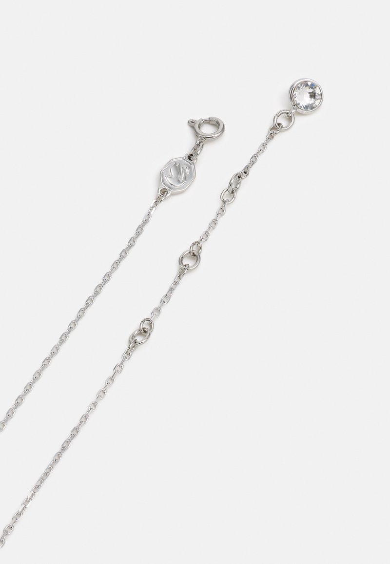 Silberne Kettenhalskette mit einem Karabinerverschluss, einem Logo-Anhänger und einem klaren, runden Kristallanhänger am Ende. Zartes Glieddesign.