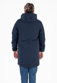 Marineblauwe pufferjack met capuchon, lange mouwen en een lengte tot halverwege de dij. Kenmerkt zich door een gladde, geïsoleerde textuur. Eenvoudig ontwerp, geen aanvullende patronen.