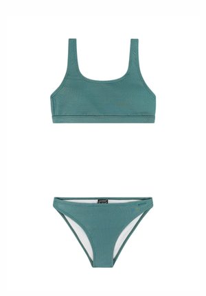 Turkooise textuur tweedelige bikini met een top met ronde hals en bijpassende lage tailleslip op een witte achtergrond.