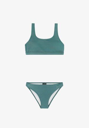 Türkisfarbener, strukturierter zweiteiliger Bikini mit einem Rundhalsausschnitt oben und passenden, tief sitzenden Höschen auf weißem Hintergrund.