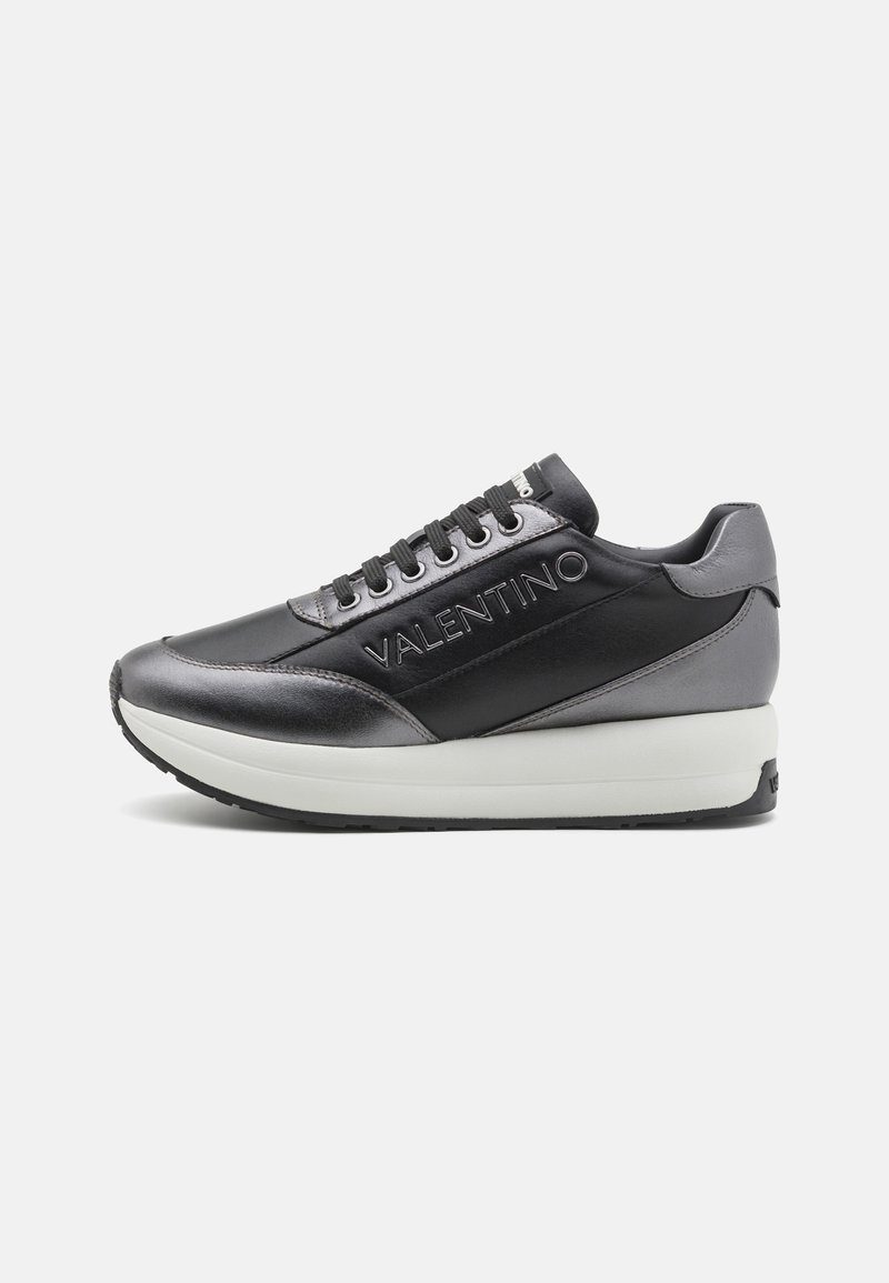 Baskets Valentino noires et grises avec semelle blanche épaisse, lacets à l'avant et marquage Valentino sur le côté et la languette.