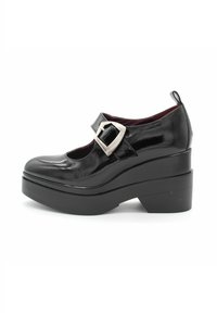 Zwarte lakleren platform schoenen met een ronde neus, een enkelriem met een zilveren gesp en een dikke blokhak.