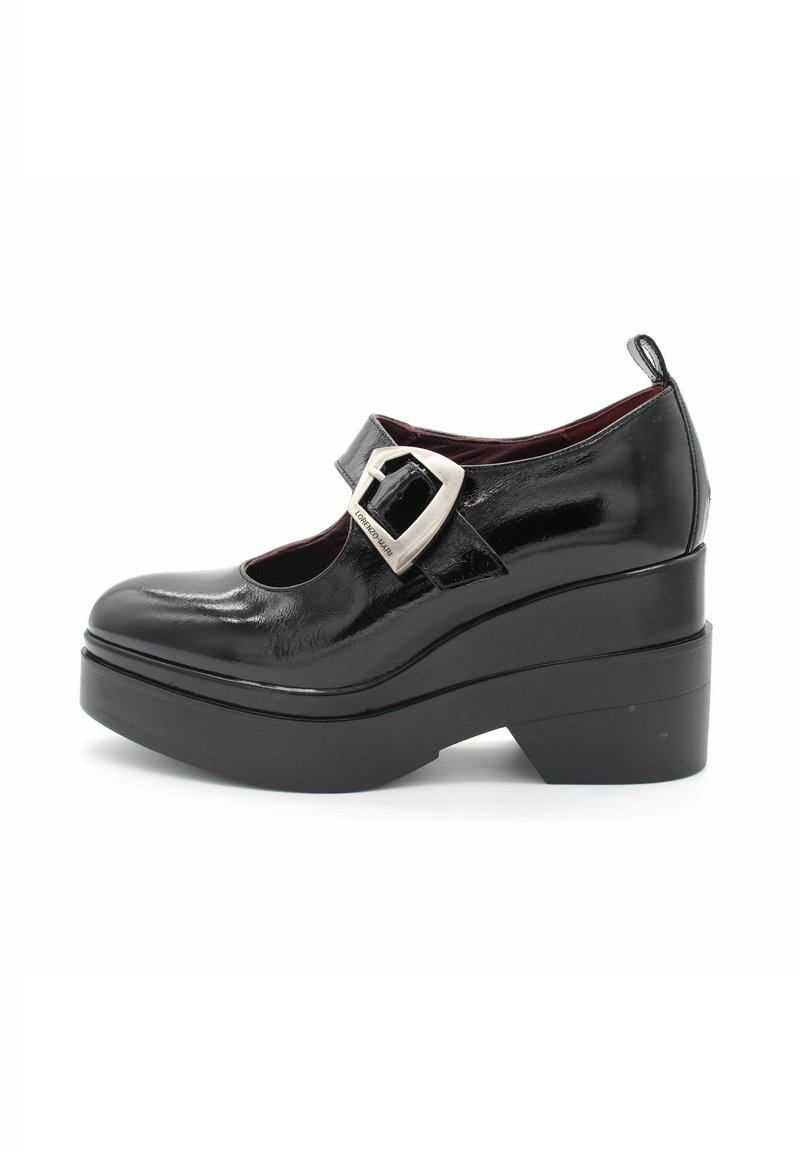 Zwarte lakleren platform schoenen met een ronde neus, een enkelriem met een zilveren gesp en een dikke blokhak.