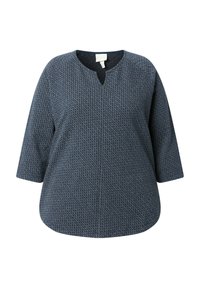 Blusa da donna in blu navy con texture, maniche a 3/4 e una piccola apertura sul collo rotondo, cucitura frontale visibile.