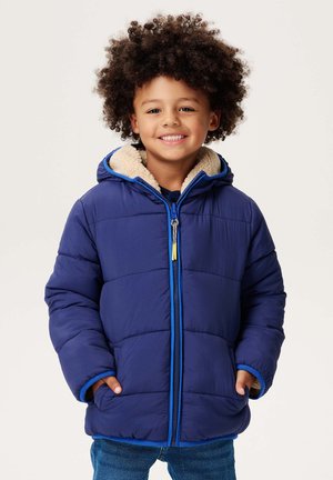 Marineblau gepolsterte Jacke mit strukturiertem Finish, kontrastierenden blauen Reißverschlüssen und einer kapuzenjacke mit beigem Kunstpelz. Zwei Vordertaschen und eine lockere Passform.