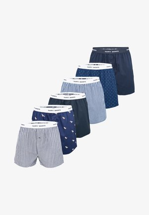 Zes paren boxers in verschillende patronen: marineblauw met stippen, geblokt, gestreept en met geprinte vogels, met witte "HAPPY SHORTS" taillebanden.