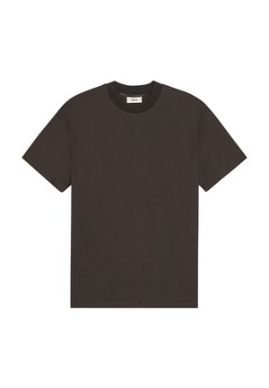 Maglietta a maniche corte di colore marrone scuro, girocollo, distesa su uno sfondo bianco, senza motivi o loghi visibili.