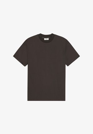 Maglietta a maniche corte di colore marrone scuro, girocollo, distesa su uno sfondo bianco, senza motivi o loghi visibili.