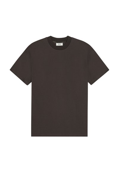 Einfaches dunkelbraunes T-Shirt mit kurzen Ärmeln und rundem Halsausschnitt, flach auf einem weißen Hintergrund liegend, ohne sichtbare Muster oder Logos.