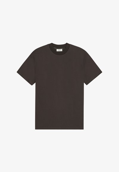 Einfaches dunkelbraunes T-Shirt mit kurzen Ärmeln und rundem Halsausschnitt, flach auf einem weißen Hintergrund liegend, ohne sichtbare Muster oder Logos.