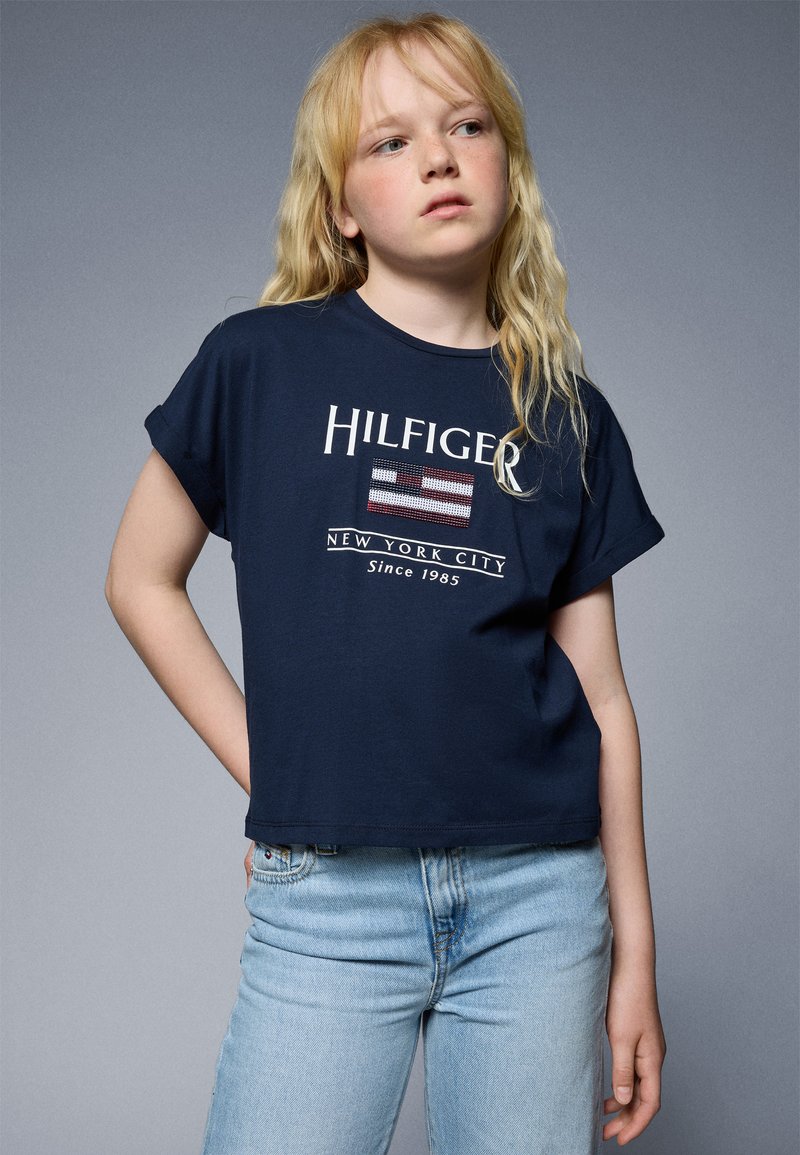 Tommy Hilfiger - SEQUINS FLAG TEE  - Camiseta estampada - dark night navy, Ampliar