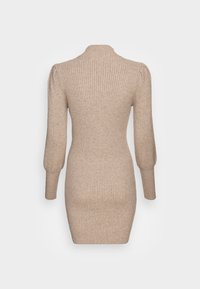 Beige ribbet kjole med høy hals, tettsittende silhuett og lange pufferm, som viser en teksturert stoff og sømløs finish.