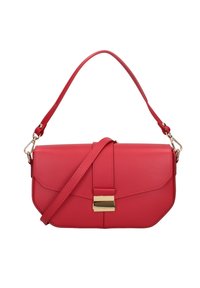 Sac à main en cuir rouge avec un rabat, une fermeture à clapet dorée, une bandoulière amovible et une poignée courte, conçu pour être porté à l'épaule ou à la main.