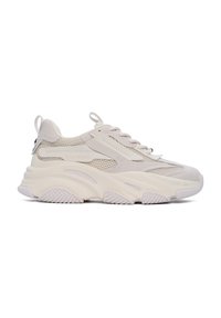 Baskets de sport blanches avec des détails en mesh, design élégant, semelle texturée et lacets proéminents. Présente un logo sur le côté et une languette.