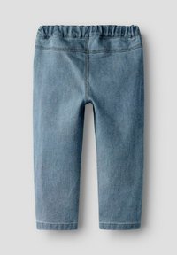 Pantaloni in denim bambini di colore azzurro chiaro con vita elastica, senza tasche, esposti in piano su uno sfondo grigio.
