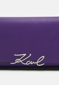 KARL LAGERFELD SIGNATURE - Sac à main - deep purple