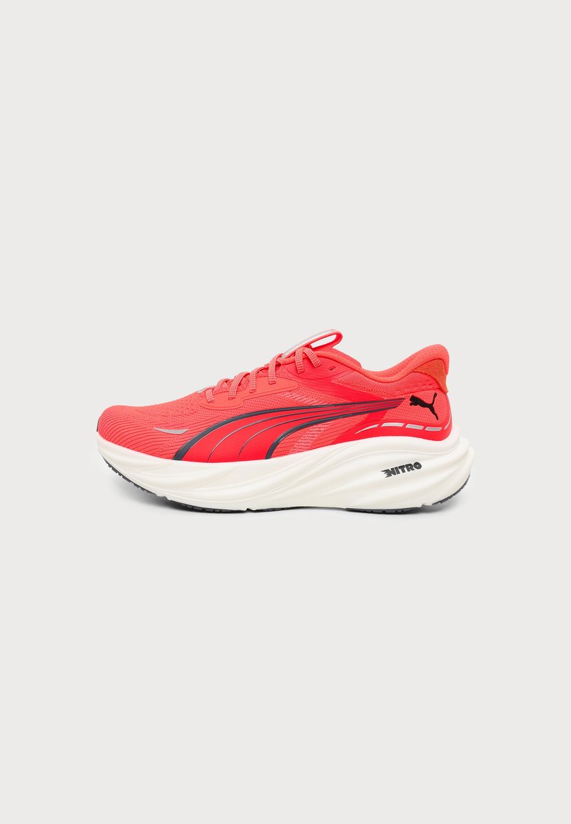 Κόκκινο αθλητικό παπούτσι Puma με μαύρο λογότυπο ρίγα και παχιά λευκή σόλα με την ετικέτα "NITRO,", απεικονίζεται από το πλάι σε απλό φόντο.