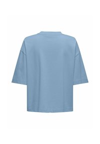 Φωτεινό γαλάζιο oversized T-shirt με κοντά μανίκια και στρογγυλή λαιμόκοψη, εμφανιζόμενο από πίσω σε λευκό φόντο.