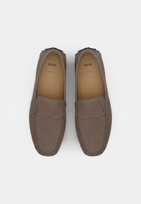 Brune læder loafers med en tekstureret overflade, der har et syet design, polstret indlægssål og "BOSS" logo indeni.