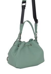 Ljusgrön, mjuk silikonbucketväska med dragsko-stängning, svart axelrem och silverdetaljer. Kompakt design.