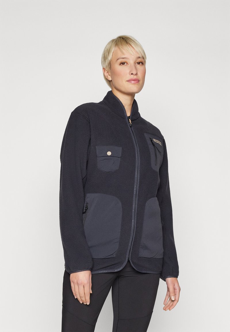 Must must jacket, mille lukuga, kahe rinna tasku ja kahe küljetaskuga. Omab tekstureeritud kangast ja tõusvat kaelust.