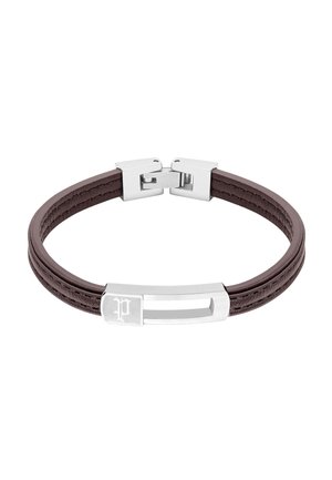 Pulsera de cuero marrón con doble correa y un cierre rectangular plateado grabado con la letra P.